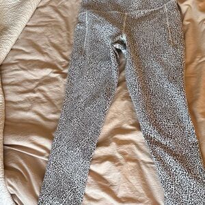Athleta Salutation Stash II pocket Black and White Abstract Leggings 25”  size S